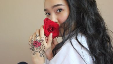 Айжұлдыз Адайбекова — Қазақстанның мәдениет саласында өзіндік орны бар, көпқырлы тұлға. Ол актриса, блогер, дизайнер, әнші және қоғам қайраткері ретінде танымал. Өнерге деген ерекше көзқарасы мен шығармашылық қабілеті арқылы Айжұлдыз өз аудиториясын баурап алды. Оның өмірі мен шығармашылығы қазақ мәдениетінің заманауи бет-бейнесін айқындайтын айшықты мысал болып табылады. Балалық шақ және отбасы Айжұлдыз Адайбекова 1996 жылы Алматы қаласында дүниеге келген. Оның анасы — Қазақстанның еңбек сіңірген әртісі Жанар Айжанова, ал әкесі — белгілі қоғам қайраткері. Айжұлдыздың отбасы өнер мен мәдениетке жақын болғандықтан, ол бала кезінен шығармашылық ортада тәрбиеленді. Бұл оның болашақта өнерге деген қызығушылығын арттырды. Білім алу және шығармашылық жолдың басы Айжұлдыз Адайбекова Алматы қаласындағы белгілі оқу орындарының бірінде білім алған. Университетте оқып жүріп, ол кино және театр саласына қызығушылық танытып, алғашқы қадамдарын жасады. Шығармашылық жолын блогерлікпен бастаған Айжұлдыз әлеуметтік желілерде өз пікірлерін білдіріп, қоғамдағы маңызды мәселелерге назар аударды. Оның бұл әрекеттері көпшіліктің қызығушылығын тудырып, танымалдылығын арттырды. Өнердегі қызметі мен жетістіктері Айжұлдыз Адайбекова кино және театр саласында өзіндік із қалдырды. Ол бірнеше фильмдер мен телехикаяларда басты рөлдерді сомдап, актерлік шеберлігін көрсетті. Сонымен қатар, ол дизайнер ретінде де танымал. Өзінің ерекше стилі мен шығармашылық көзқарасы арқылы Айжұлдыз сән әлемінде өзіндік орнын тапты. Қоғамдық және саяси көзқарастары Айжұлдыз Адайбекова қоғамдағы әлеуметтік мәселелерге белсенді түрде араласады. Ол әйелдер құқықтары, білім беру, экология және жастар мәселелері бойынша өз пікірлерін білдіріп, түрлі жобаларға қатысады. Оның бұл әрекеттері қоғамда оң пікірлер туғызып, оны үлгі тұтарлық тұлғаға айналдырды. Жеке өмірі Айжұлдыз Адайбекова жеке өмірін көпшілікке жария етпей, оны жеке сақтауды жөн көреді. Дегенмен, оның әлеуметтік желілерде отбасы мүшелерімен бірге түскен суреттері мен видеолары оның жеке өміріне деген қызығушылықты арттырады. Айжұлдыздың анасы Жанар Айжанова мен оның ұлы туралы жазбалары оның отбасы мүшелеріне деген махаббаты мен құрметін көрсетеді. Мұра және маңызы Айжұлдыз Адайбекова қазақ мәдениетінің дамуына өз үлесін қосып, жастарға үлгі боларлық тұлғаға айналды. Оның шығармашылығы мен қоғамдық қызметі қазақ қоғамында маңызды мәселелерді көтеріп, оларды шешуге бағытталған қадамдар болып табылады. Айжұлдыздың өмірі мен қызметі қазақ мәдениетінің заманауи бет-бейнесін айқындайтын айшықты мысал болып табылады.