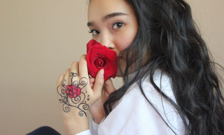 Айжұлдыз Адайбекова — Қазақстанның мәдениет саласында өзіндік орны бар, көпқырлы тұлға. Ол актриса, блогер, дизайнер, әнші және қоғам қайраткері ретінде танымал. Өнерге деген ерекше көзқарасы мен шығармашылық қабілеті арқылы Айжұлдыз өз аудиториясын баурап алды. Оның өмірі мен шығармашылығы қазақ мәдениетінің заманауи бет-бейнесін айқындайтын айшықты мысал болып табылады. Балалық шақ және отбасы Айжұлдыз Адайбекова 1996 жылы Алматы қаласында дүниеге келген. Оның анасы — Қазақстанның еңбек сіңірген әртісі Жанар Айжанова, ал әкесі — белгілі қоғам қайраткері. Айжұлдыздың отбасы өнер мен мәдениетке жақын болғандықтан, ол бала кезінен шығармашылық ортада тәрбиеленді. Бұл оның болашақта өнерге деген қызығушылығын арттырды. Білім алу және шығармашылық жолдың басы Айжұлдыз Адайбекова Алматы қаласындағы белгілі оқу орындарының бірінде білім алған. Университетте оқып жүріп, ол кино және театр саласына қызығушылық танытып, алғашқы қадамдарын жасады. Шығармашылық жолын блогерлікпен бастаған Айжұлдыз әлеуметтік желілерде өз пікірлерін білдіріп, қоғамдағы маңызды мәселелерге назар аударды. Оның бұл әрекеттері көпшіліктің қызығушылығын тудырып, танымалдылығын арттырды. Өнердегі қызметі мен жетістіктері Айжұлдыз Адайбекова кино және театр саласында өзіндік із қалдырды. Ол бірнеше фильмдер мен телехикаяларда басты рөлдерді сомдап, актерлік шеберлігін көрсетті. Сонымен қатар, ол дизайнер ретінде де танымал. Өзінің ерекше стилі мен шығармашылық көзқарасы арқылы Айжұлдыз сән әлемінде өзіндік орнын тапты. Қоғамдық және саяси көзқарастары Айжұлдыз Адайбекова қоғамдағы әлеуметтік мәселелерге белсенді түрде араласады. Ол әйелдер құқықтары, білім беру, экология және жастар мәселелері бойынша өз пікірлерін білдіріп, түрлі жобаларға қатысады. Оның бұл әрекеттері қоғамда оң пікірлер туғызып, оны үлгі тұтарлық тұлғаға айналдырды. Жеке өмірі Айжұлдыз Адайбекова жеке өмірін көпшілікке жария етпей, оны жеке сақтауды жөн көреді. Дегенмен, оның әлеуметтік желілерде отбасы мүшелерімен бірге түскен суреттері мен видеолары оның жеке өміріне деген қызығушылықты арттырады. Айжұлдыздың анасы Жанар Айжанова мен оның ұлы туралы жазбалары оның отбасы мүшелеріне деген махаббаты мен құрметін көрсетеді. Мұра және маңызы Айжұлдыз Адайбекова қазақ мәдениетінің дамуына өз үлесін қосып, жастарға үлгі боларлық тұлғаға айналды. Оның шығармашылығы мен қоғамдық қызметі қазақ қоғамында маңызды мәселелерді көтеріп, оларды шешуге бағытталған қадамдар болып табылады. Айжұлдыздың өмірі мен қызметі қазақ мәдениетінің заманауи бет-бейнесін айқындайтын айшықты мысал болып табылады.